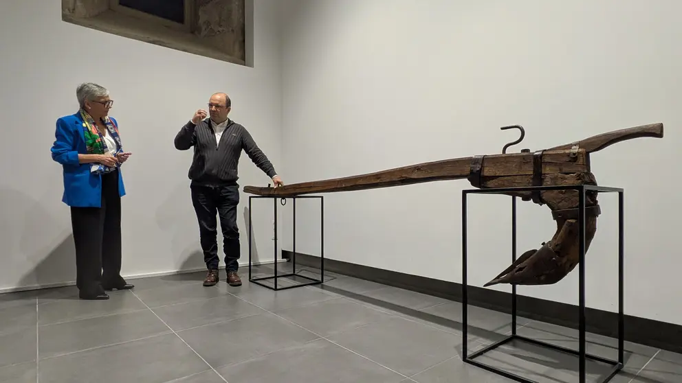 A cambela doada polo MUVICLA, xunto a representantes do Museo do Pobo Galego durante o acto de entrega.