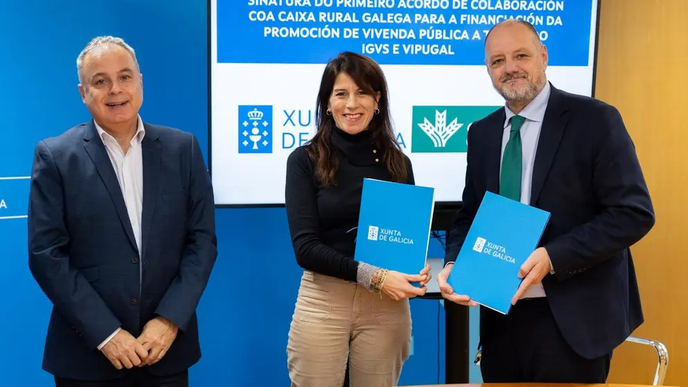 La conselleira de Vivenda e Planificación de Infraestruturas, María M. Allegue, junto al secretario general de Vivienda y Urbanismo, Heriberto García Porto, selló esta tarde el acuerdo con el representante de Caixa Rural Galega.