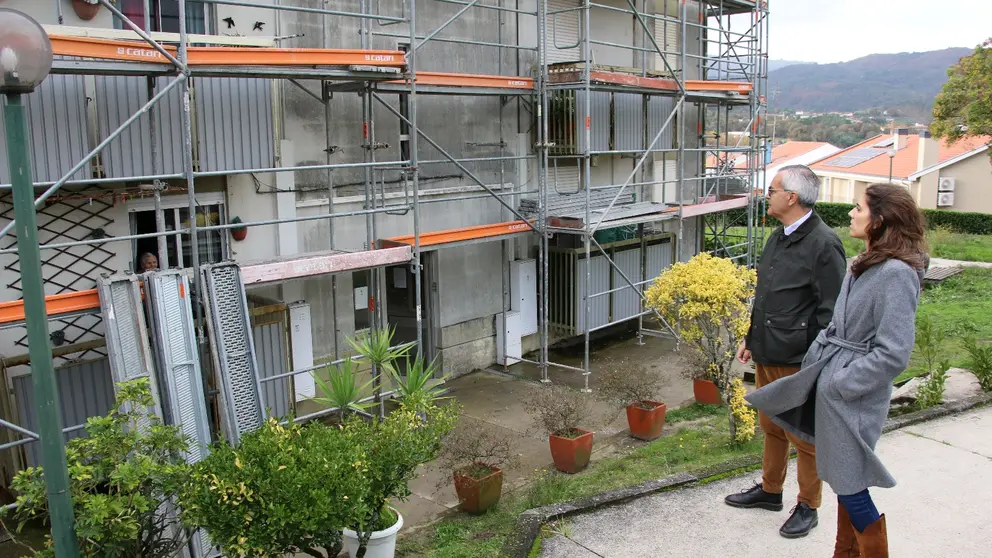 O presidente da Câmara, Olegário Gonçalves, acompanhado, durante a visita às obras de habitação social num dos edifícios em construção.