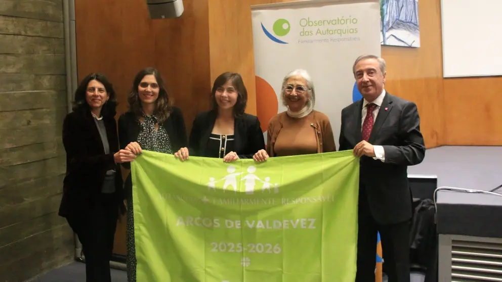 La vicepresidenta Emília Cerdeira, acompañada por representantes municipales, durante la ceremonia de entrega del distintivo en Coimbra.