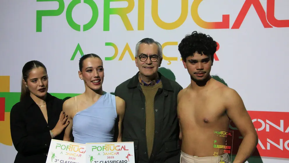 A parella premiada xunto ao presidente da Câmara Municipal, Olegário Gonçalves, durante a final de “Portugal a Dançar”.