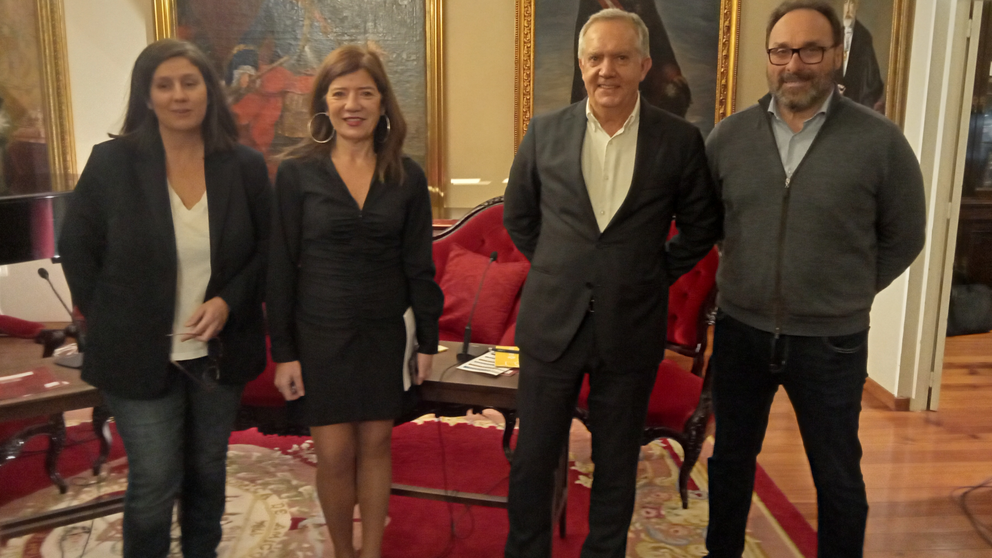 Los ponentes de la mesa debate sobre el tejido empresarial de Santiago, celebrada en la Real Sociedad Económica de Amigos del País, antes del inicio del encuentro.