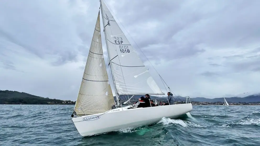 El Okofen, de Javier de la Gándara, mantiene el liderato de la Liga de Otoño J80 tras una cuarta jornada sin pruebas por falta de viento estable.
