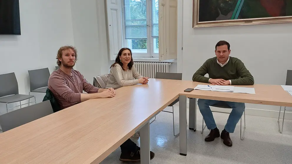 O deputado de Cultura, Jorge Cubela, durante a reunión con Carmen Díaz e Manoel Anxo Rodríguez-Moldes. ARCHIVO.