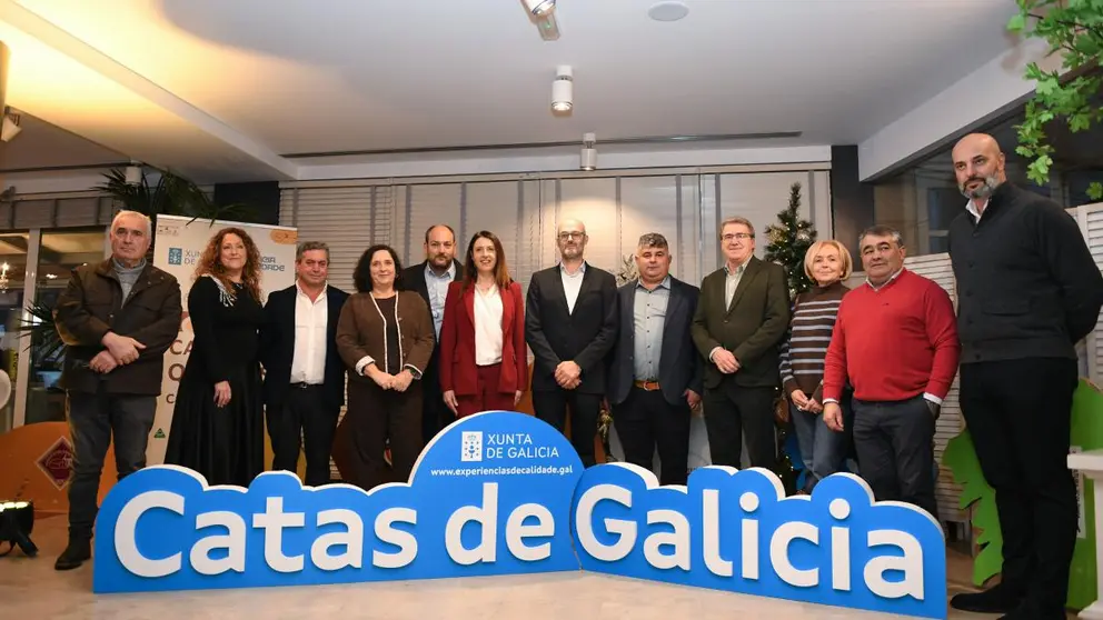La conselleira María José Gómez y Martín Alemparte, director de Agacal, posan con los galardonados de las catas de quesos y mieles de Galicia.