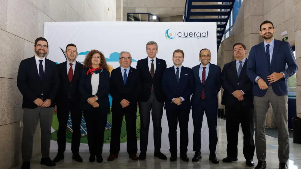 Foto de familia das autoridades e representantes do sector durante o 15º aniversario do Clúster de Enerxías Renovables de Galicia.
