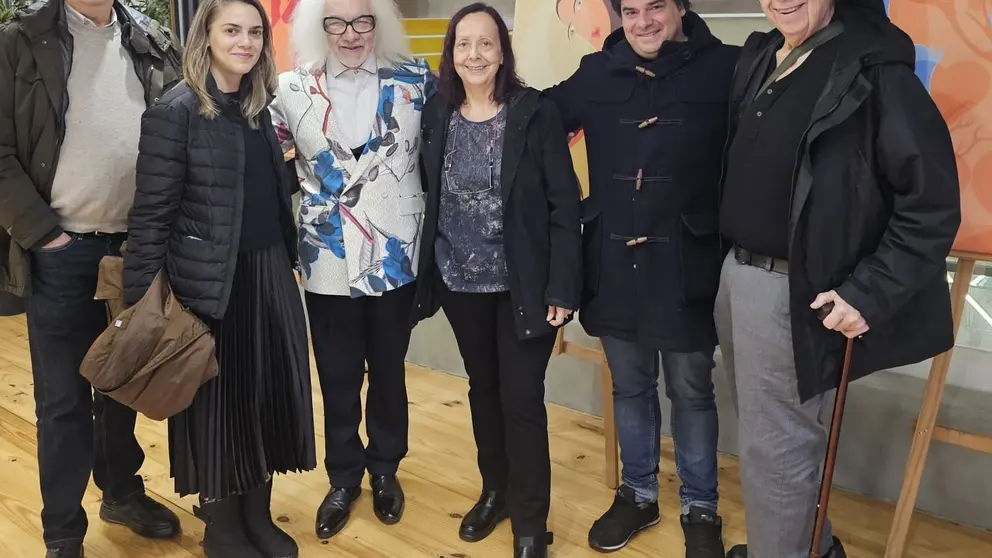 El maestro-pintor Orlando Pompeu (tercero por la izquierda), acompañado por amigos y admiradores durante la inauguración de la exposición “Cánticos de Natalidad”, en la Loja Urban Project, en Braga.