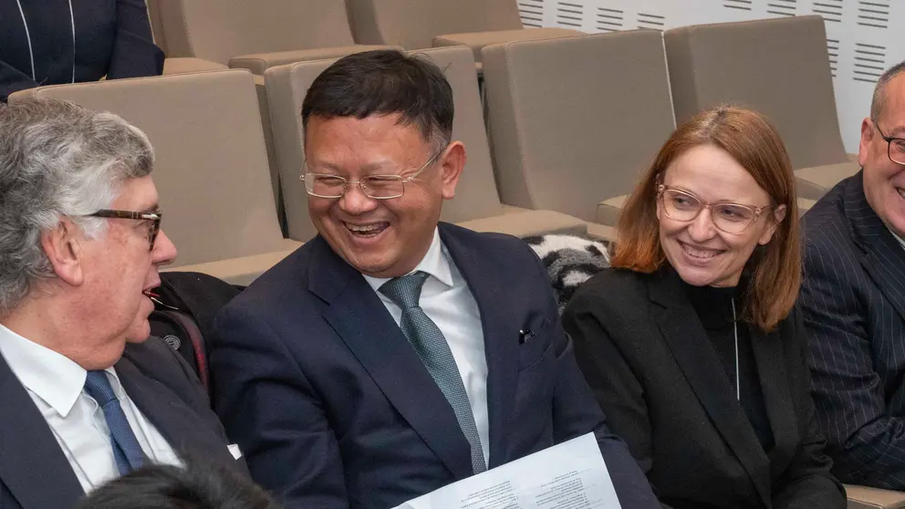 Representantes institucionales y académicos conversan antes del inicio del Foro, entre ellos Xun Qu, ministro consejero de la Embajada de China en España; Antonio López, rector de la USC; y Carmen Cotelo, directora de la Axencia Galega de Innovación.