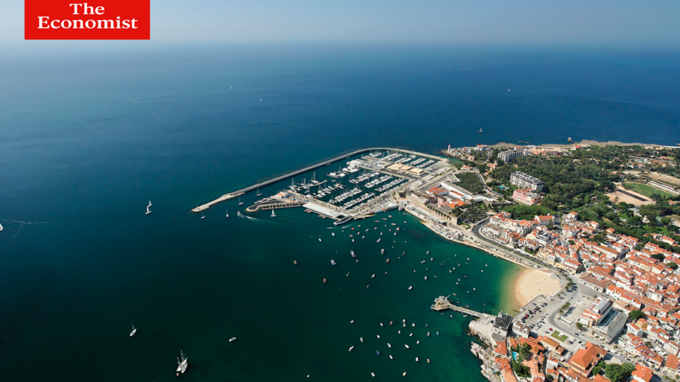 Vista aérea de la costa portuguesa, país reconocido por The Economist como la “Economía del Año” en 2025 por su combinación de crecimiento, baja inflación y dinamismo financiero.