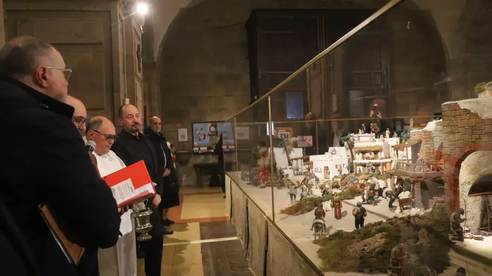 El director de Turismo de Galicia, Xosé Merelles, junto al deán de la Catedral de Santiago, Manuel Jesús Formoso, durante la inauguración del Belén Popular de la Catedral, instalado en la Iglesia de San Agustín y abierto al público durante las fiestas navideñas.