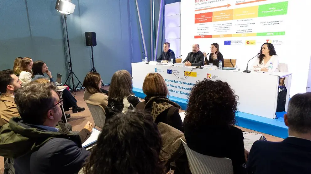 Participantes en las jornadas de seguimiento de los fondos Next Generation organizadas por Turismo de Galicia en Santiago de Compostela, en las que se analizaron los avances de los Planes de Sostenibilidad Tur&iacute;stica en Destino.