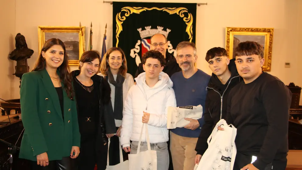 Alunos e professores do Instituto Enrique Tierno Galv&aacute;n, de Val&ecirc;ncia, durante a rece&ccedil;&atilde;o nos Pa&ccedil;os do Concelho de Arcos de Valdevez, no &acirc;mbito do interc&acirc;mbio Erasmus+, acompanhados por representantes do Munic&iacute;pio.