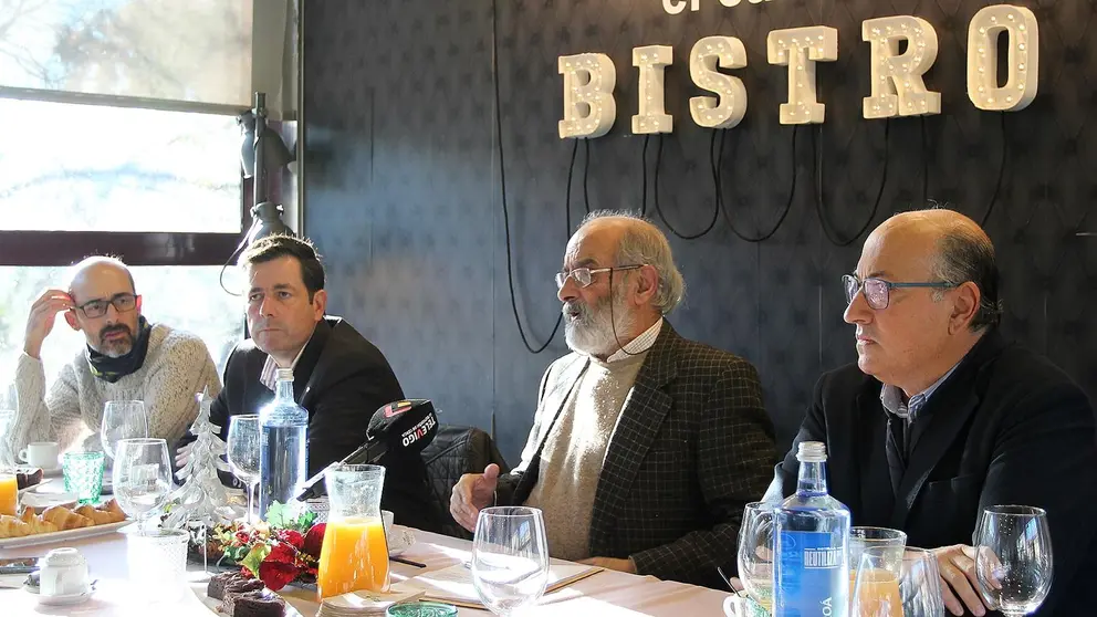Paco Hern&aacute;ndez, presidente de La Cultural de Sanxenxo, durante la presentaci&oacute;n del balance del ejercicio 2025 en el tradicional desayuno navide&ntilde;o con los medios celebrado en El Cafet&iacute;n, en Pontevedra.