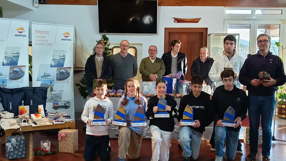 Foto de familia de los ganadores de vela ligera, durante la entrega de premios del cierre de temporada del Real Club N&aacute;utico de Portos&iacute;n, con el apoyo del Trofeo Repsol.