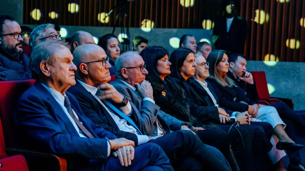 Autoridades e convidados assistem &agrave; 15.&ordf; Gala do Desporto de Esposende, realizada no Audit&oacute;rio Municipal, numa cerim&oacute;nia de reconhecimento do m&eacute;rito desportivo da &eacute;poca 2024/2025.