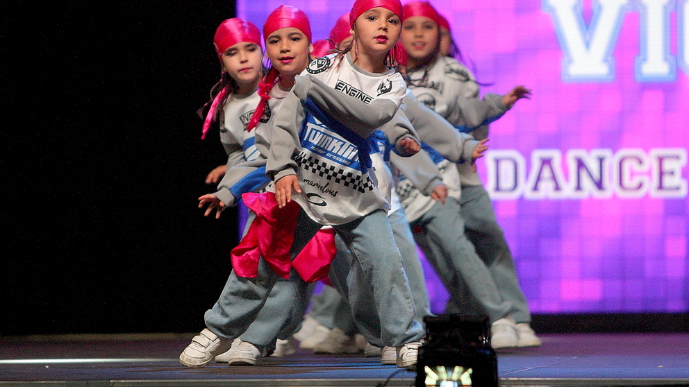 Un grupo de j&oacute;venes bailarinas durante una actuaci&oacute;n de danza urbana, una de las disciplinas protagonistas de Move it Vigo, que celebrar&aacute; su quinta edici&oacute;n el 11 de abril en el IFEVI con nuevas categor&iacute;as y m&aacute;s de 7.000 euros en premios.