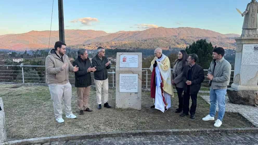 Oleg&aacute;rio Gon&ccedil;alves e Jo&atilde;o Esteves marcaram presen&ccedil;a na cerim&oacute;nia de atribui&ccedil;&atilde;o do nome do Padre Orlando ao largo da Igreja, num gesto de reconhecimento p&uacute;blico pela sua dedica&ccedil;&atilde;o &agrave; comunidade.