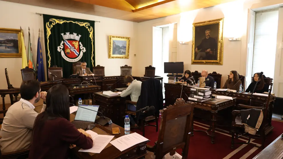 Vista geral da reuni&atilde;o ordin&aacute;ria da C&acirc;mara Municipal de Arcos de Valdevez, decorrida a 19 de dezembro de 2025, com a presen&ccedil;a do executivo e t&eacute;cnicos municipais.