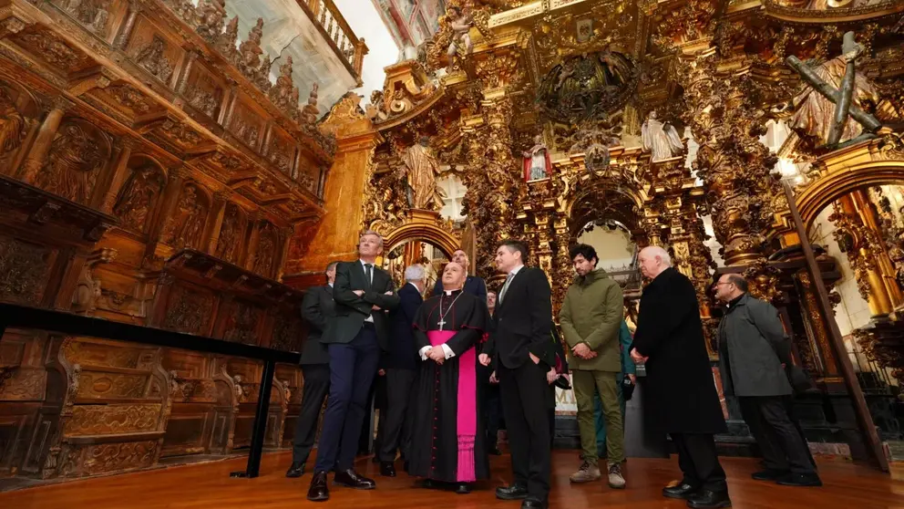Autoridades y representantes eclesi&aacute;sticos e institucionales, durante la visita al nuevo Museo Diocesano de Santiago en el acto inaugural.