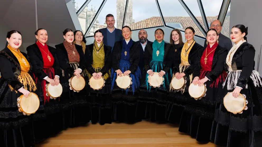 O conselleiro Jos&eacute; L&oacute;pez Campos, xunto a representantes de colectivos de m&uacute;sica e baile tradicionais, no acto conmemorativo pola declaraci&oacute;n como BIC celebrado no Museo das Peregrinaci&oacute;ns e de Santiago.