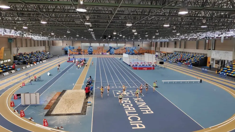 Vista general de la pista cubierta durante una edici&oacute;n anterior de la Copa de Galicia de clubes, escenario este fin de semana de la XXI Copa de Galicia de pista corta, con once equipos en liza y los principales clubes gallegos en busca del t&iacute;tulo.