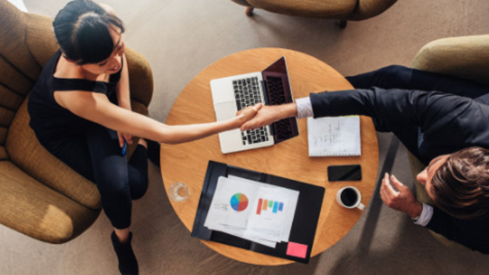 Encuentro profesional entre directivos en un entorno corporativo, reflejo de la creciente presencia de empresas internacionales y de la importancia de la adaptaci&oacute;n cultural en el mercado espa&ntilde;ol.