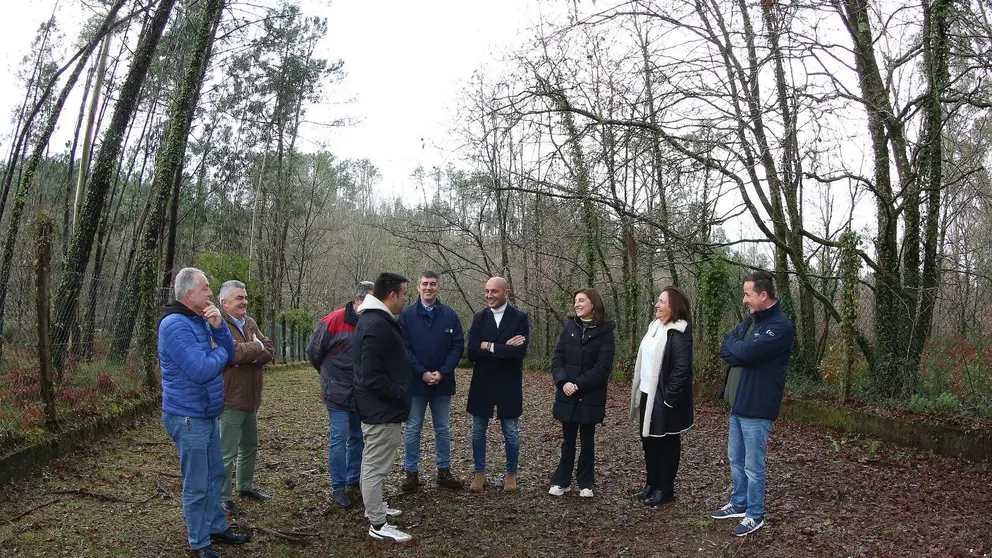 El alcalde de O Porri&ntilde;o, Alejandro Lorenzo, y la conselleira de Medio Ambiente y Cambio Clim&aacute;tico, &Aacute;ngeles V&aacute;zquez, junto a representantes municipales y de las comunidades de aguas durante la visita a la Comunidad de Usuarios de Atios.