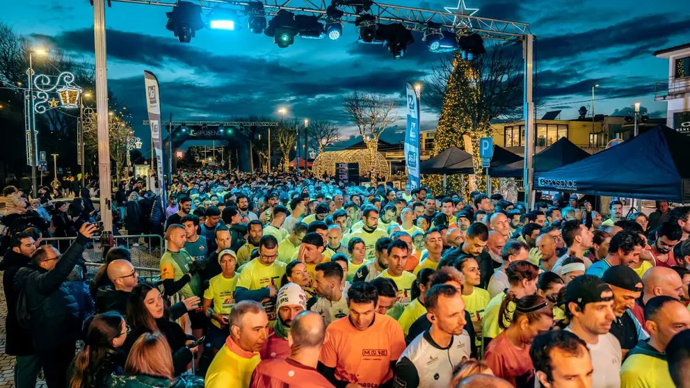 Momento da partida da Corrida de Ano Novo de Esposende, com centenas de atletas concentrados no centro da cidade antes do in&iacute;cio da prova de 10 quil&oacute;metros.