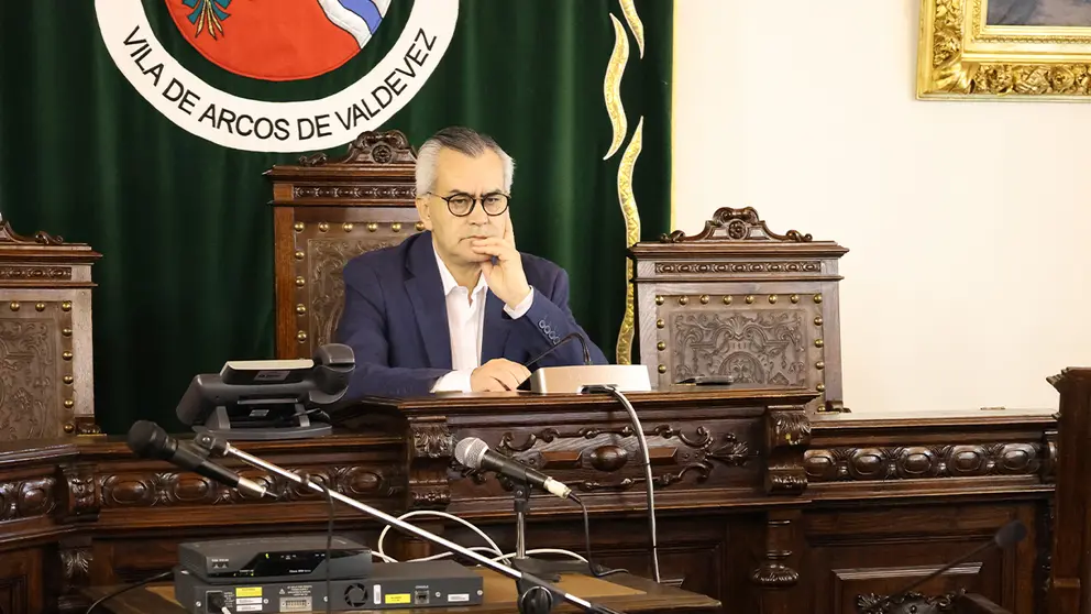 O presidente da C&acirc;mara Municipal de Arcos de Valdevez durante a reuni&atilde;o ordin&aacute;ria de 16 de janeiro, onde foi aprovada a prorroga&ccedil;&atilde;o da empreitada de habita&ccedil;&atilde;o social do Souto e outras medidas de apoio social e investimento municipal.