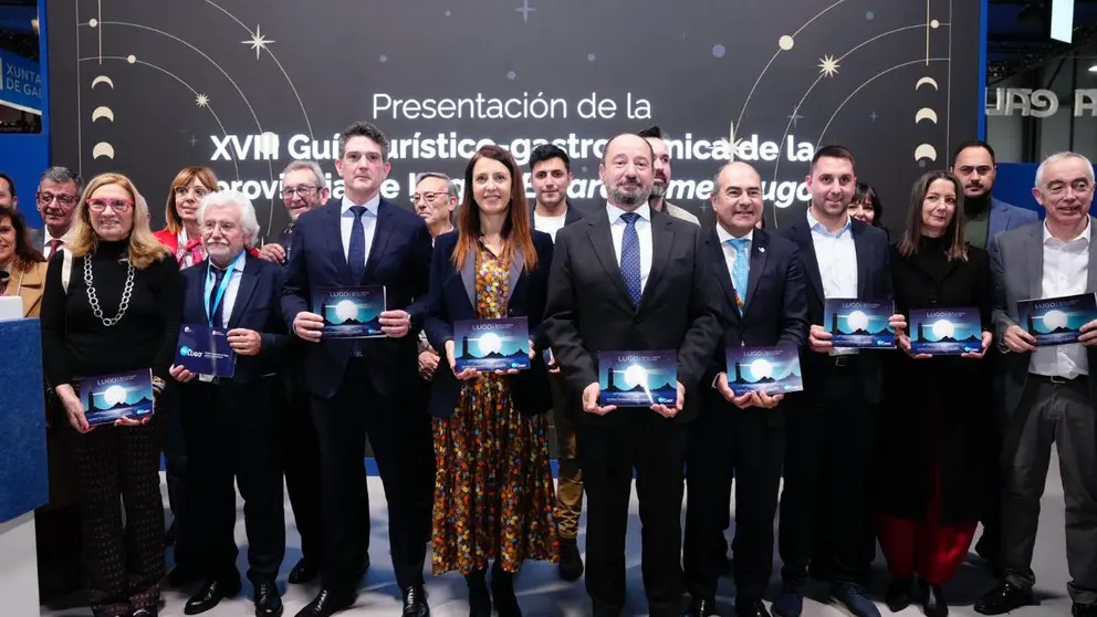 La conselleira do Medio Rural, Mar&iacute;a Jos&eacute; G&oacute;mez, junto a representantes institucionales y del sector tur&iacute;stico y hostelero, durante la presentaci&oacute;n de la XVIII edici&oacute;n de la gu&iacute;a gastron&oacute;mica &hellip;Y para comer, Lugo en el marco de FITUR 2026.
