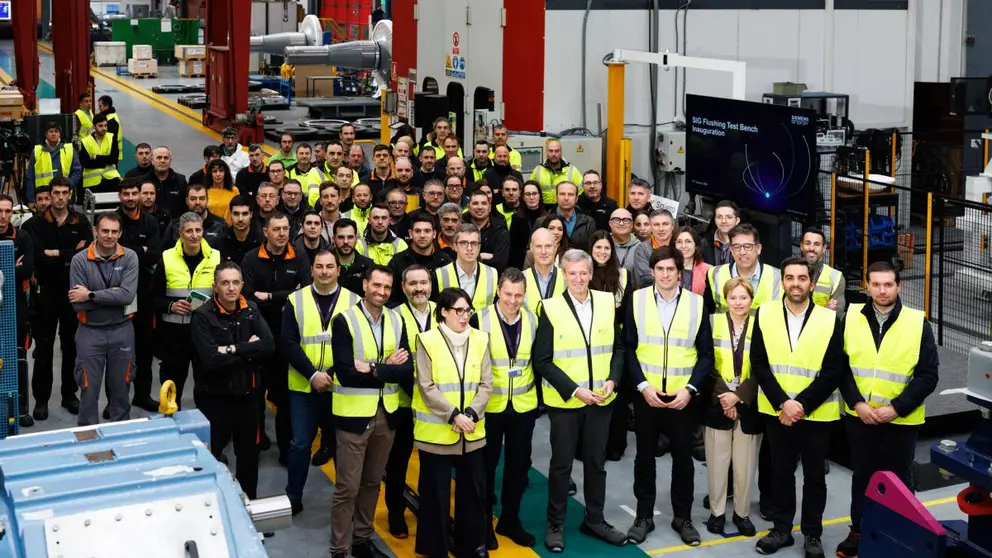 El presidente de la Xunta, Alfonso Rueda, junto a la conselleira de Econom&iacute;a e Industria, Mar&iacute;a Jes&uacute;s Lorenzana, responsables de Siemens Gamesa y trabajadores de la planta de Sig&uuml;eiro (Oroso), durante la inauguraci&oacute;n del nuevo banco de pruebas para la reparaci&oacute;n de componentes e&oacute;licos.