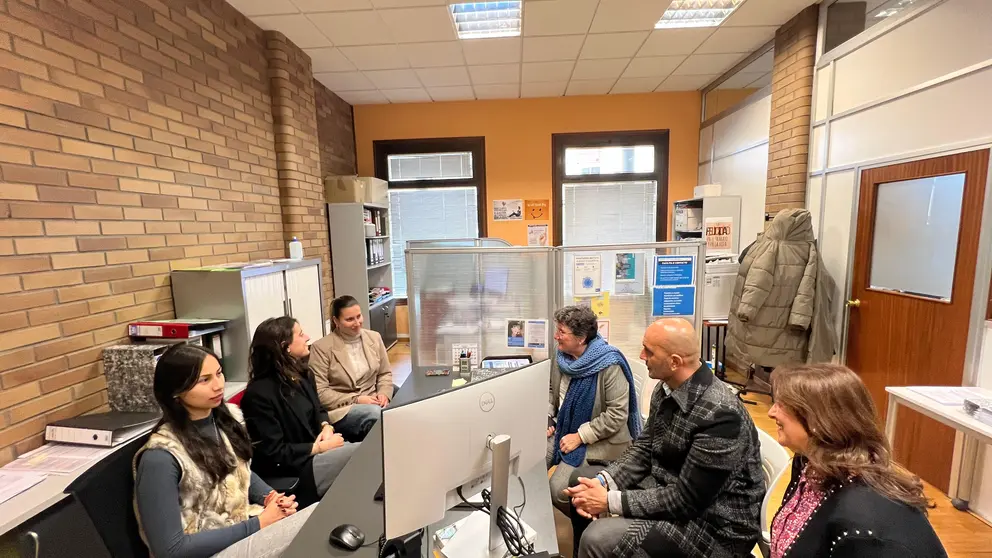 O alcalde Alejandro Lorenzo reuniuse coas tres novas t&eacute;cnicas de orientaci&oacute;n laboral incorporadas ao Concello do Porri&ntilde;o a trav&eacute;s do programa M&aacute;is Emprega, destinado a facilitar a primeira experiencia profesional de persoas recentemente tituladas.