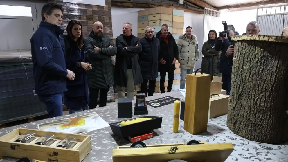A conselleira do Medio Rural visitou hoxe Puramel Sacra, no Savi&ntilde;ao, un dos produtores ap&iacute;colas galegos premiados recentemente nos Paris Honey Awards.