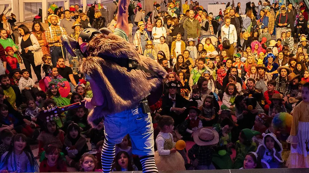 Ambiente multitudinario en &ldquo;O baile das esculturas&rdquo;, la celebraci&oacute;n familiar del Entroido en el Gai&aacute;s, con conciertos, disfraces y animaci&oacute;n para todos los p&uacute;blicos.