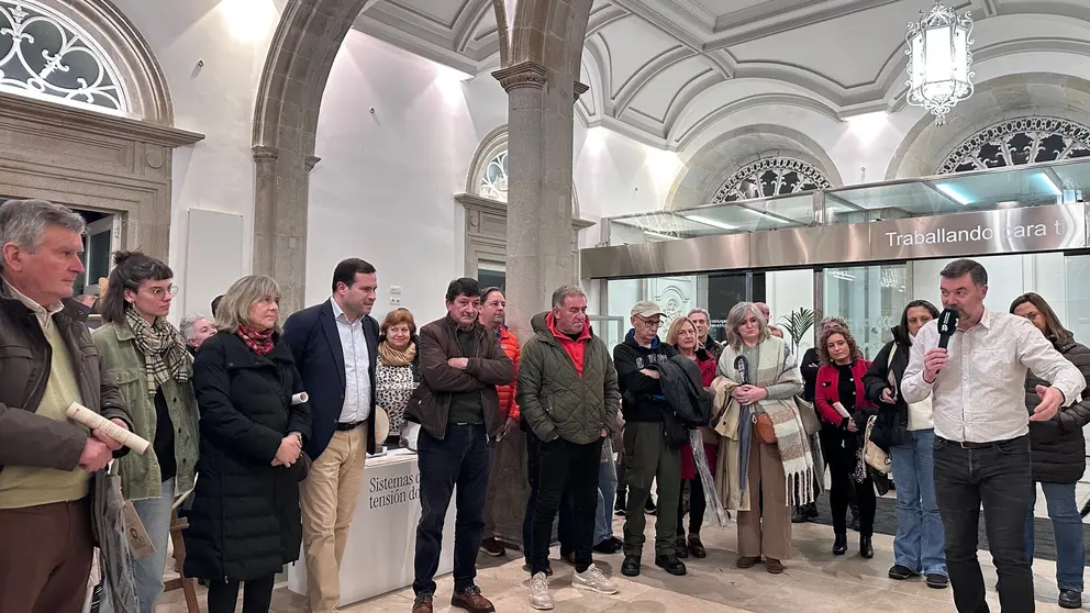 Jorge Cubela, deputado de Cultura, durante a apertura da mostra itinerante sobre a pandeireta galega no Pazo provincial.