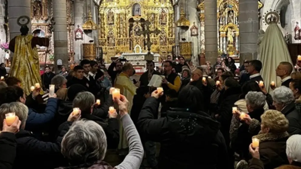 Los fieles acompa&ntilde;an con velas la celebraci&oacute;n de la Candelaria en el interior de la excolegiata de Cangas, en un ambiente de recogimiento y luz.