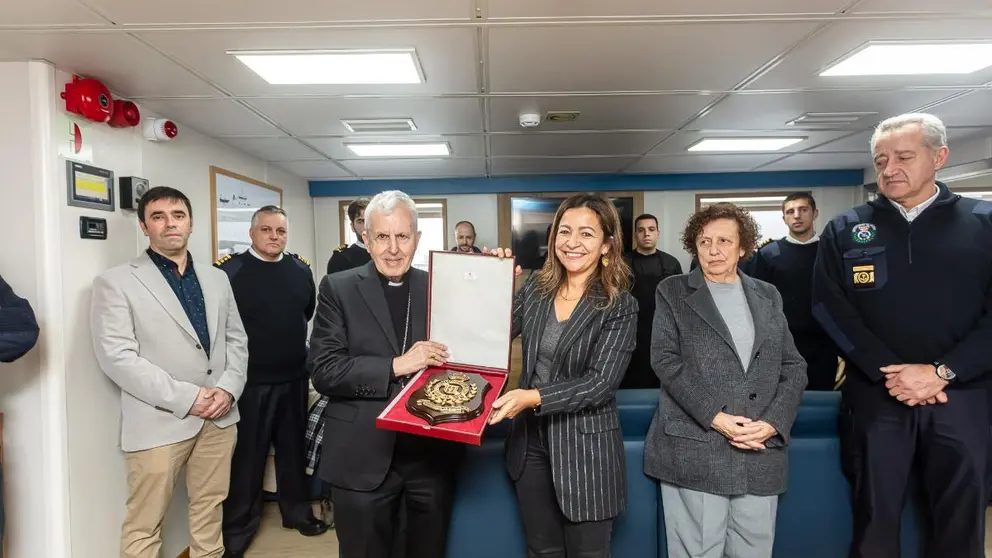 La conselleira do Mar, Marta Villaverde, y el obispo em&eacute;rito de Tui-Vigo, Luis Quinteiro, durante el encuentro celebrado a bordo de la patrullera Mar de Galicia, junto a representantes del Apostolado del Mar y del Servicio de Guardacostas.