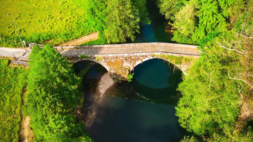 Puente sobre el r&iacute;o Vez, en Arcos de Valdevez, uno de los espacios donde el proyecto europeo LIFE REVIVE impulsar&aacute; acciones de restauraci&oacute;n fluvial y mejora ecol&oacute;gica entre 2026 y 2030.