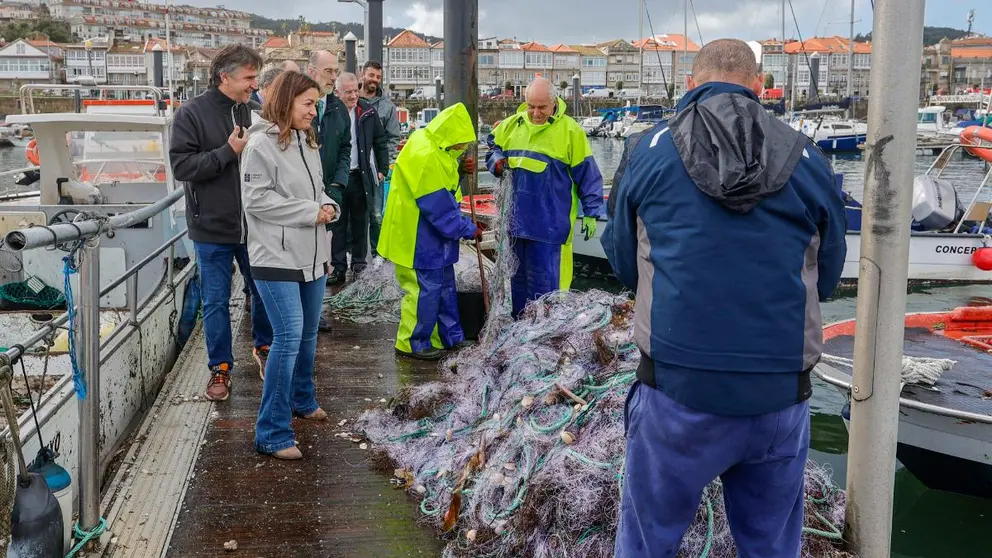 La conselleira do Mar, Marta Villaverde, durante su visita al puerto de Baiona, donde present&oacute; el plan de la Xunta para renovar los pavimentos de pantalanes y mejorar la seguridad en instalaciones flotantes de diez muelles auton&oacute;micos.