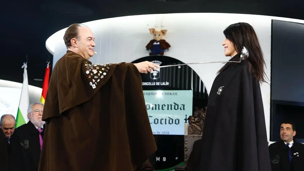 El Gran Comendador impone la capa a la conselleira Mar&iacute;a Mart&iacute;nez Allegue durante el acto de nombramiento de nuevos comendadores en la LVIII Feria del Cocido de Lal&iacute;n.