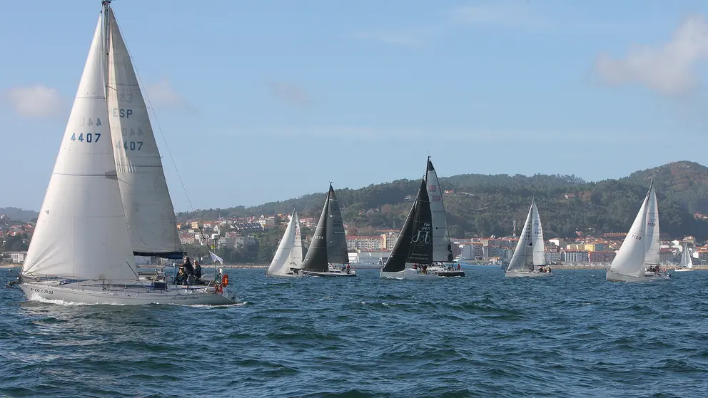 La Liga de Invierno C&iacute;es&ndash;Rande vuelve a llenar de velas la R&iacute;a de Vigo, consolidando el regreso de la Clase Crucero con regatas de traves&iacute;a y media distancia.