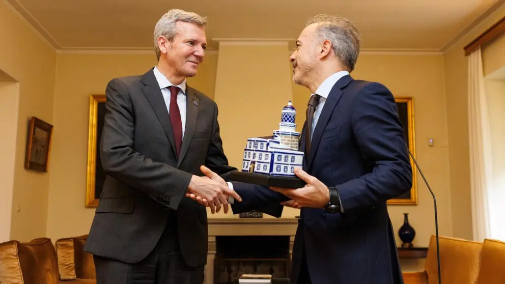 Alfonso Rueda y Pedro Duarte durante el intercambio de obsequios en la reuni&oacute;n celebrada en Oporto, centrada en la alta velocidad ferroviaria y la colaboraci&oacute;n cultural y tur&iacute;stica de cara al Xacobeo 2027.
