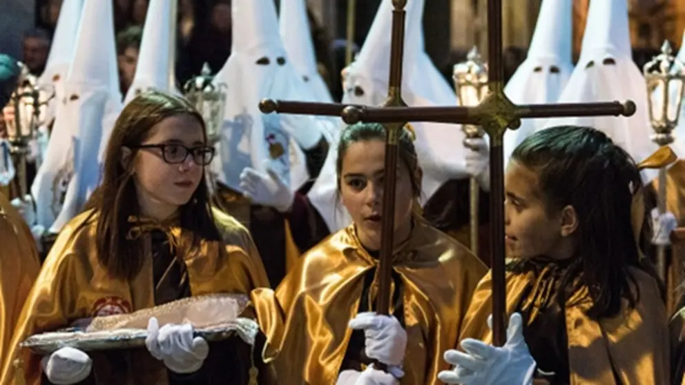Miembros de una cofrad&iacute;a participan en una procesi&oacute;n de Semana Santa en Cangas, con los tradicionales h&aacute;bitos y estandartes recorriendo las calles del municipio.
