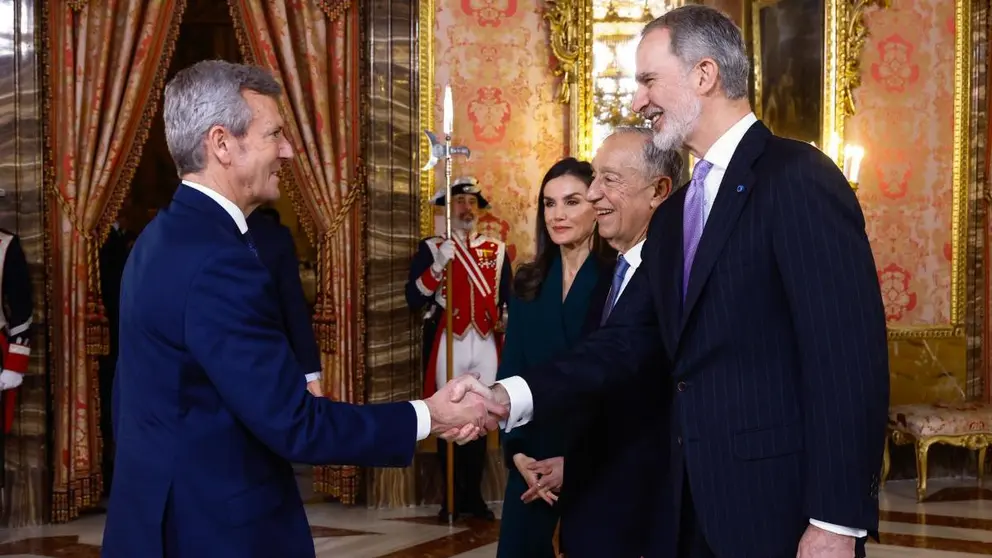 Su Majestad el Rey Felipe VI saluda al presidente de la Rep&uacute;blica Portuguesa, Marcelo Rebelo de Sousa, en el Palacio Real de Madrid, en presencia de la Reina Letizia y del presidente de Portugal, durante los actos oficiales con motivo de su visita a Espa&ntilde;a.