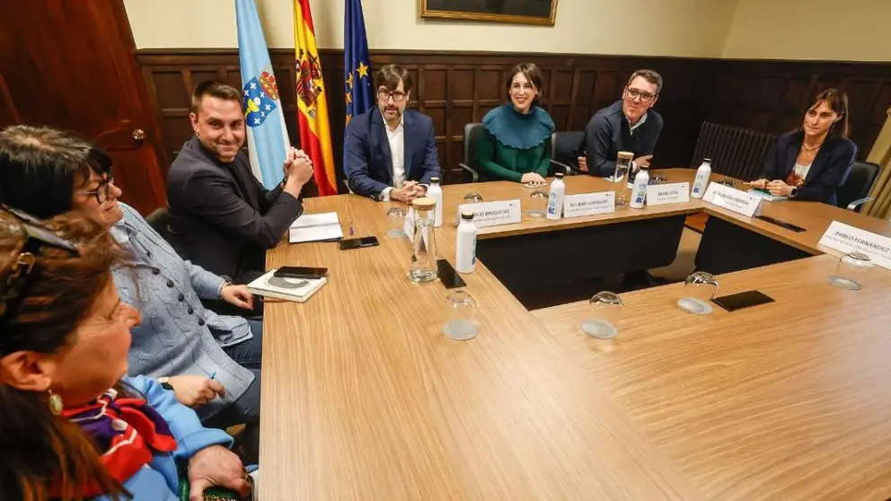 La conselleira de Econom&iacute;a e Industria, Mar&iacute;a Jes&uacute;s Lorenzana, se re&uacute;ne con los alcaldes de Ribadeo, Trabada y Barreiros para abordar la aplicaci&oacute;n de descuentos el&eacute;ctricos vinculados al parque e&oacute;lico Mondigo gestionado por Recursos de Galicia.