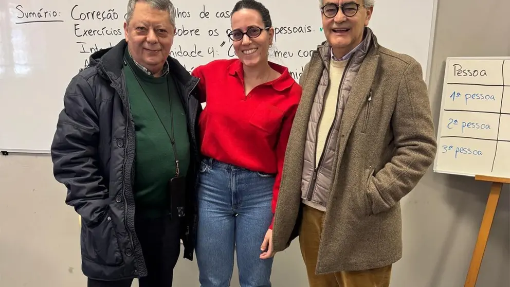 O Presidente da C&acirc;mara Municipal de Arcos de Valdevez, Oleg&aacute;rio Gon&ccedil;alves, durante a visita &agrave; Escola Lu&iacute;s de Cam&otilde;es, em Newark, acompanhado por representantes da comunidade portuguesa e da institui&ccedil;&atilde;o de ensino.
