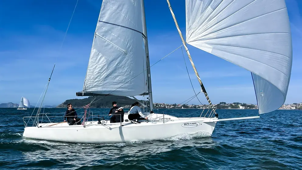 El Okofen, patroneado por Javier de la G&aacute;ndara, durante una de las mangas de la jornada inaugural de la Liga de Invierno Baitra J80 en aguas de la bah&iacute;a de Baiona. JUAN JOS&Eacute; DUR&Aacute;N.