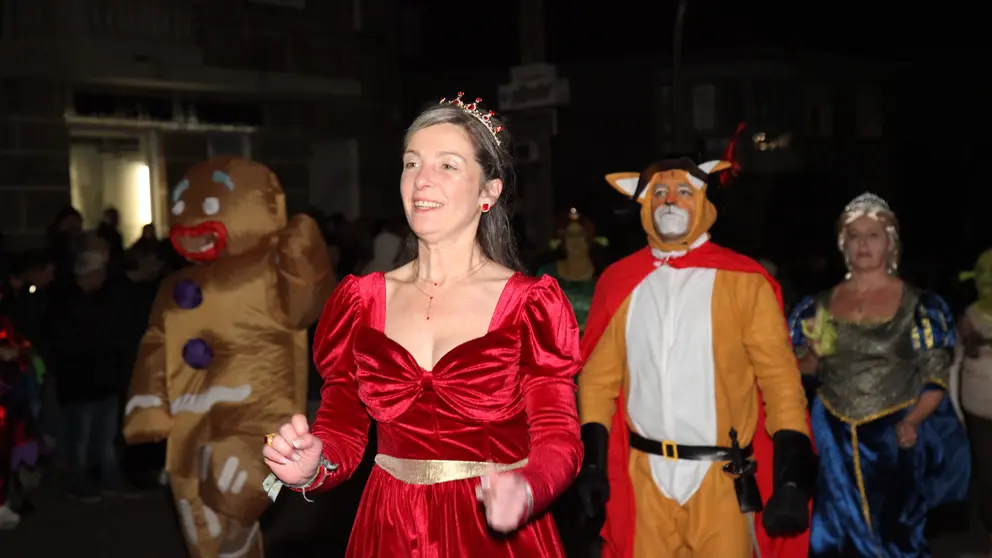 Participantes del desfile de comparsas recorren las calles ataviados con vistosos disfraces de cuento y fantas&iacute;a durante la celebraci&oacute;n del Entroido.