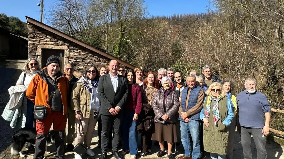 Xos&eacute; Merelles, director de Turismo de Galicia, junto a representantes municipales y vecinos durante la visita a la cueva de Seadur, en Larouco, tras su rehabilitaci&oacute;n para convertirla en futuro centro de interpretaci&oacute;n del vino de Valdeorras.