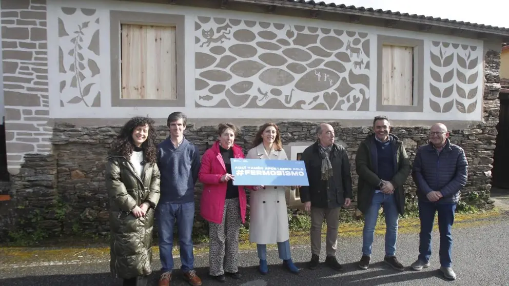 La conselleira de Medio Ambiente e Cambio Clim&aacute;tico, &Aacute;ngeles V&aacute;zquez, junto a responsables locales y propietarios, durante la visita a una vivienda rehabilitada en Monforte de Lemos al amparo de las ayudas auton&oacute;micas para el fermosismo.